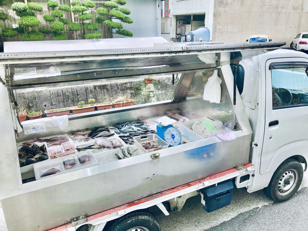 島のお魚の移動販売を追いかけよう